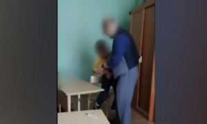 В сети появилось видеозапись эпизода непрофессионального поведения учителя из Тулы