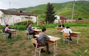 Великобритания и Нагорный Карабах решили учить школьников на свежем воздухе