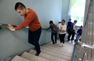 Школьникам с нарушениями зрения в Петербурге задали собрать автомат Калашникова